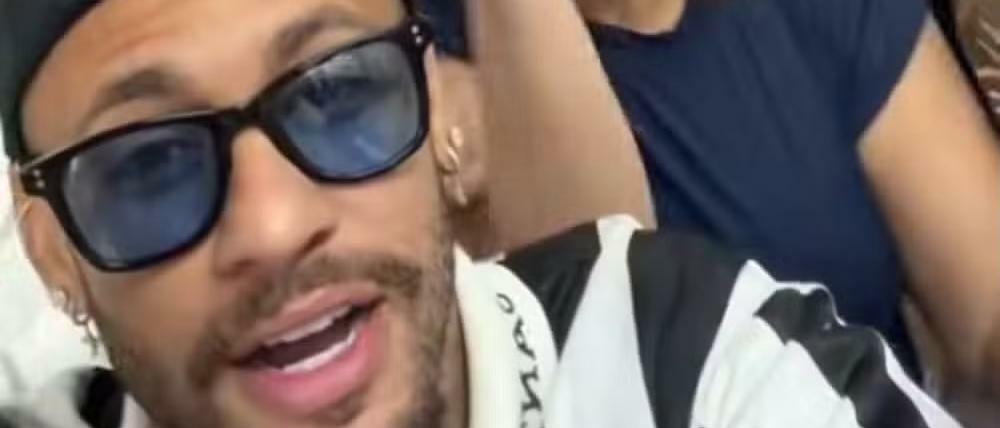 Neymar vota com a camisa do Santos